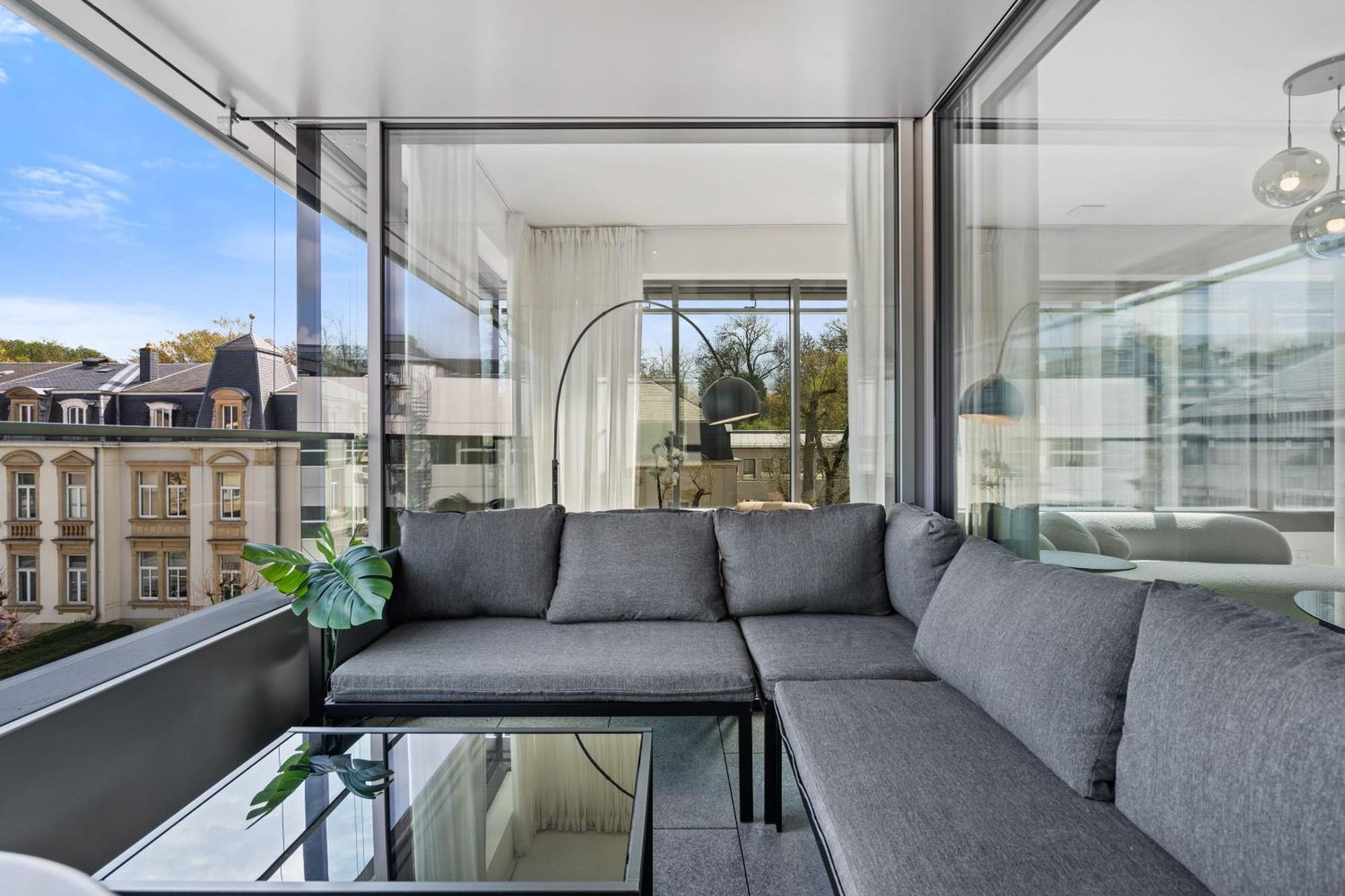 Elegant 2br With Balcony In Heart Of